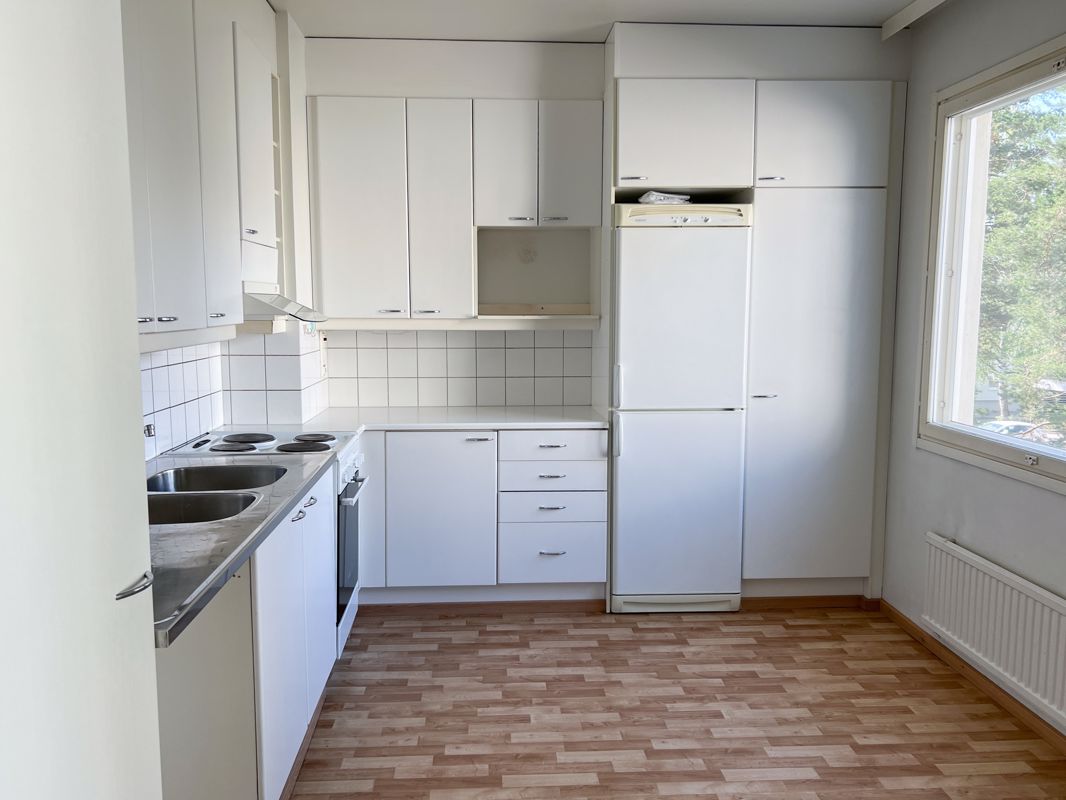 Keittiön varusteisiin kuuluu astianpesukone. - Kolmio, Espoo, Karakallio